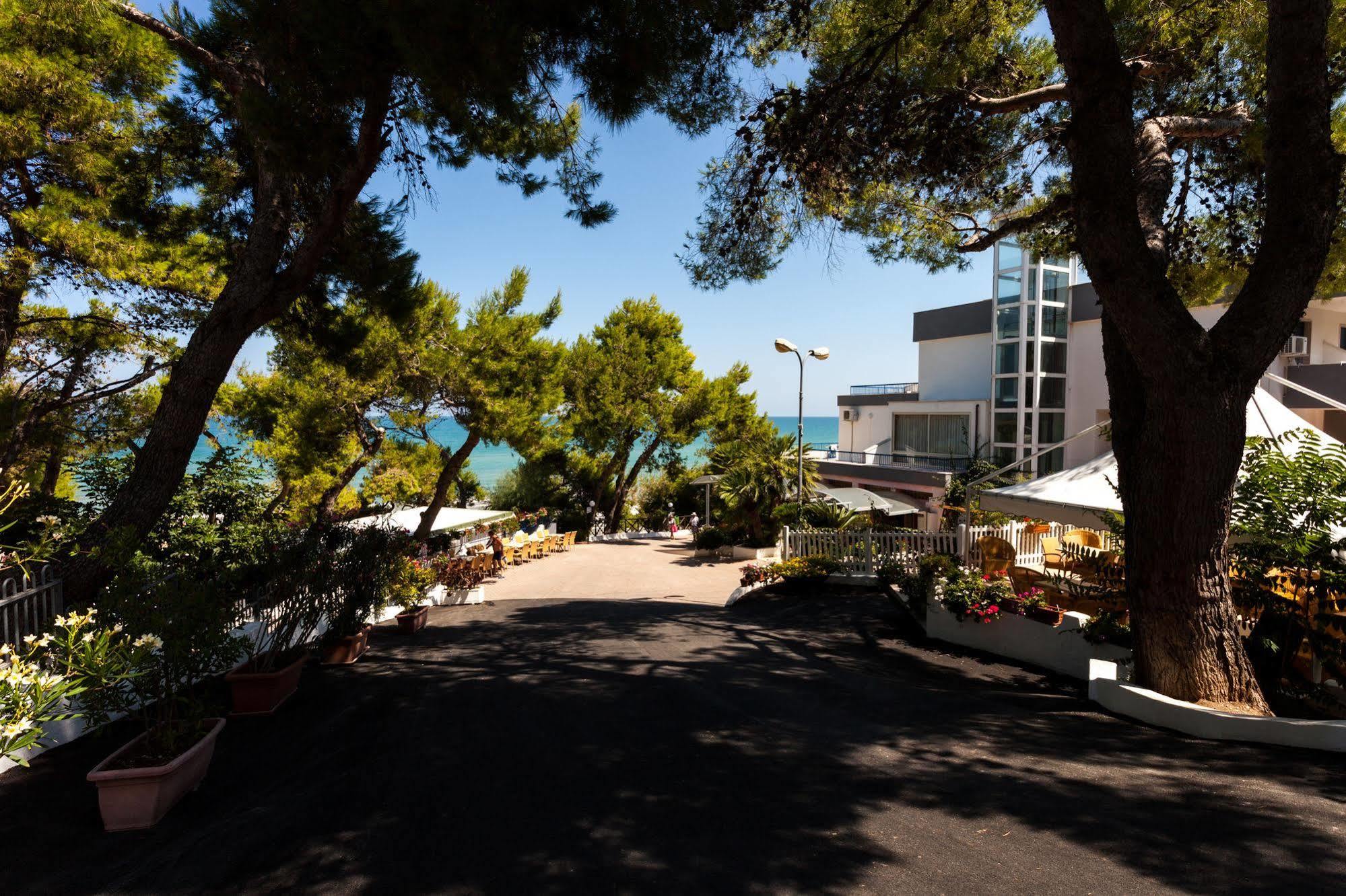Hotel Baia Santa Barbara Rodi Garganico Exterior photo